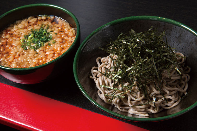 ↑とりつけそば(600円)。もりつゆに入ったラー油はピリッとした風味はあるが、 それほど辛くはない。揚げ玉のコクも加わって箸が進む