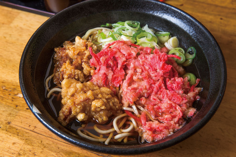↑天ぷら小2ヶそば(400円)。写真は紅しょうが天と鶏唐揚げをトッピング。唐揚げ はにんにく、しょうがで下味がつけられ、酒のツマミと しても絶品