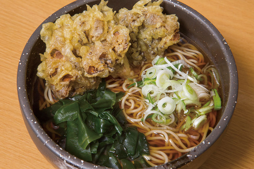 ↑まいたけ天そば(380円)。肉厚のまいたけは、しっかり固めに揚がっている。た っぷりつゆを吸わせるとこれがまたうまい!