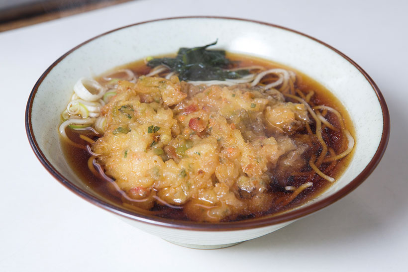 ↑天ぷらそば(300円)。かき揚げは玉ねぎ、にんじん、さつま いも、干しえびを使用。衣自体に甘み があり、つゆに浸して食べると格別