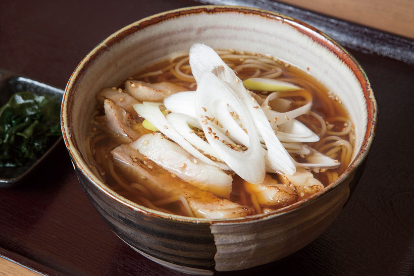 ↑煮豚ねぎ蕎麦(550円)。煮豚を客に出す前に一度火で焼いて香ばしさをプラ ス。つゆも豚肉のうまみが加わり、やさしい味に。ねぎ のシャキシャキ食感がアクセント