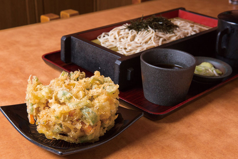 ↑ざるそば＋かき揚げ（340円＋120円）。つゆはほのかに甘く、しょうゆとだしのうまみ、みり んの香りがいいバランス。かぼちゃやサツマイモが入っ た大ぶりのかき揚げも120円でおトク
