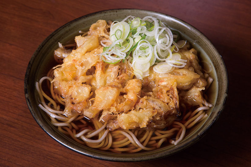↑天ぷらそば(玉ねぎかき揚げ)(400円)。玉ねぎのみ使ったかき揚げをトッピング。火の通りを 考えてほどほどの厚みにしている。玉ねぎの甘みでつゆ がさらにおいしくなる