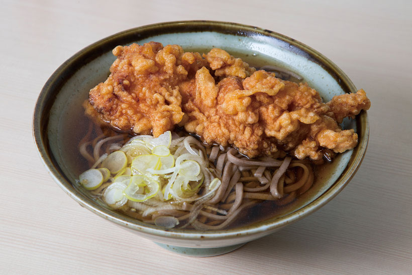 ↑山賊そば(450円)。信州名物の山賊焼き(山賊揚げ)がボリ ューム満点。にんにくの風味が効いた 鶏肉とともに食らうそばが絶品だ