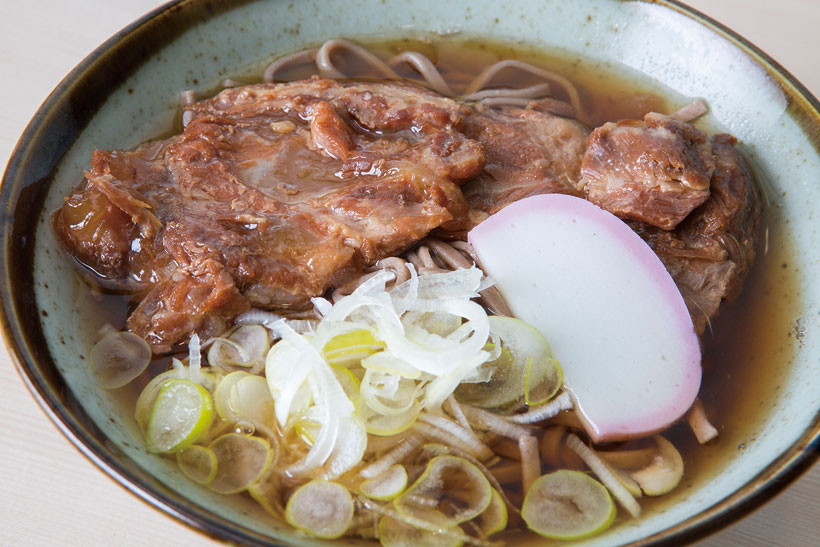 ↑コラちゃーそば(1本のせ)(420円)。豚バラの軟骨をトロトロになるまで煮込んでトッピン グ。とろけるコラーゲンのうまみは一度食べたら忘れら れない