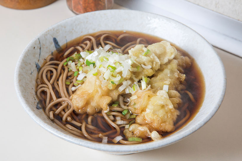 【立ち食いそば】「隠れた名店」とはこういう店だ! この「黒つゆ」のためだけに、訪れる価値がある「原木そば」