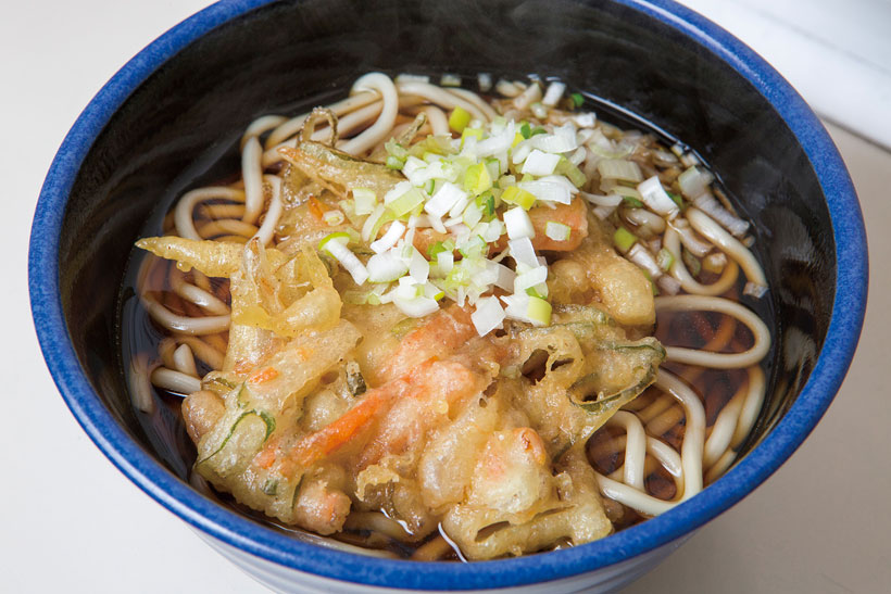 ↑天ぷらうどん(390円)。同店のうどんはソフトでツルツル食感の細うどん。じ っくり揚げた天ぷらは玉ねぎが甘く、衣もカリカリでう まい