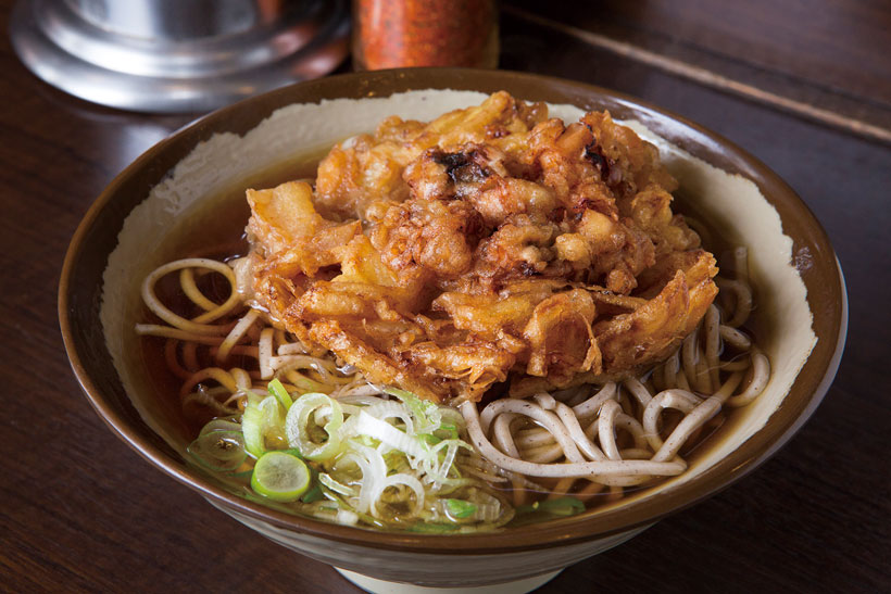 ↑げそ天そば(360円)。げそのコリコリ感、玉ねぎと衣の甘み がたまらない。店ができたときからの 人気メニューで、毎日食べる人も