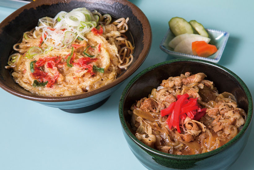 ↑牛丼セット(850円)。牛丼と海老かき揚げそばのセット。玉ねぎクタクタ、 しらたきも入った牛丼は、味付けが軽め。海老かき揚げ も風味がよい