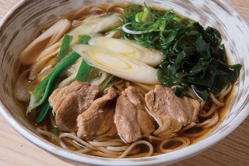 ↑鴨南かけそば(自麺)(600円)。宮城県産の鴨もも肉を使用。 噛めばあふれる肉のうまみ がたまらない。つゆにも鴨 の脂が入ってコクがアップ。 鴨南つけそばも同価格