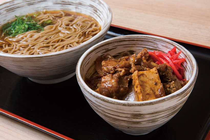 ↑ミニ肉豆腐丼セット(700円)。冬季限定メニューの肉豆腐丼は牛 すじがトロトロ。肉のうまみとワイン の風味、赤だし味噌のコクもたまら ない。赤字覚悟の一品