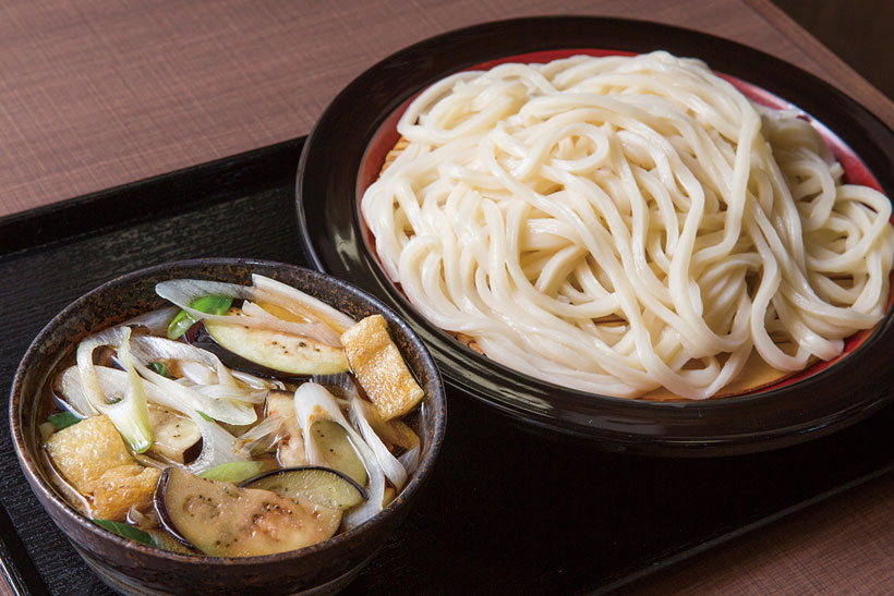 ↑なす南蛮汁うどん(並)680円。なす、ねぎ、 油揚げ入りで、こちらは 辛くないやさしい味だ