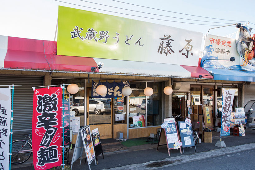 市場が12時に終わる ので、市場関係の客は少 なく、近隣の辛いもの好 きビジネスマンが車で来 ることが多いとか