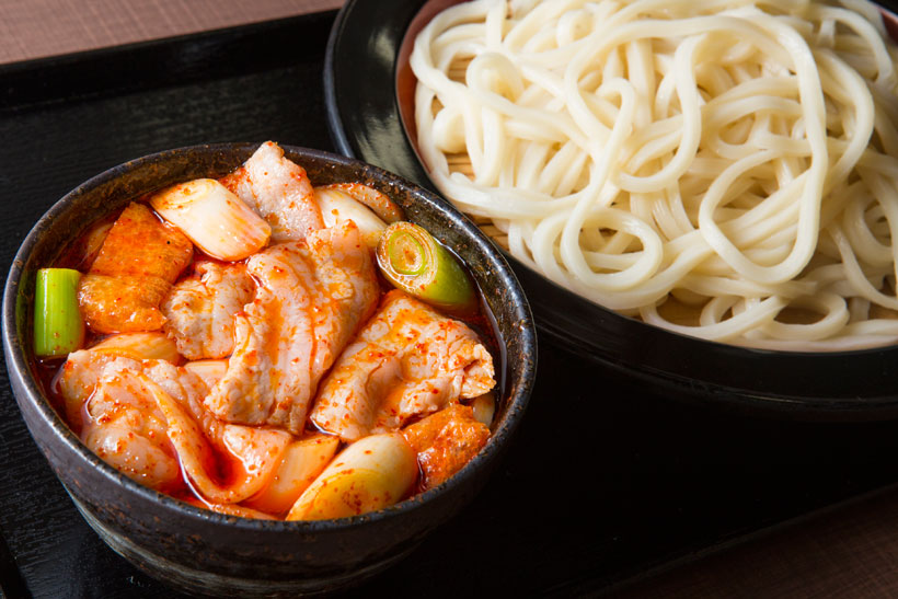 【ガッツリ激辛うどん】これぞ最強コンボ! コシのある麺をウマだし×豚肉×ラー油で味わう「武蔵野うどん藤原 大宮市場店」