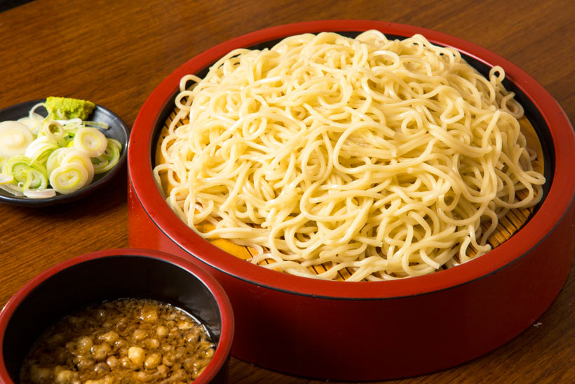 【立ち食いそば】そばは自家製麺でも真の名物は「中華盛り」!? 意外なメニューに市場のプロもハマる「そば処 浅野屋」