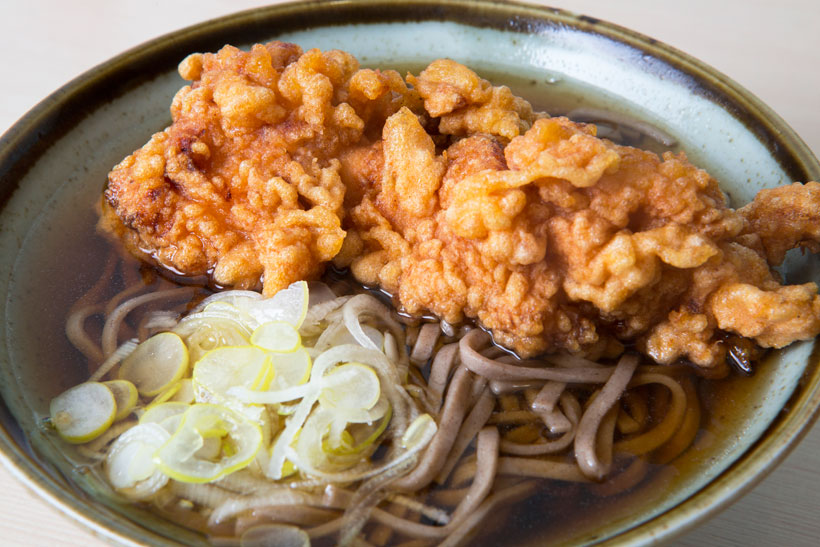 【立ち食いそば】漢ならこの一杯に挑まずにいられるか! 巨大から揚げ×平打ち麺に食欲が爆発する「丸政そば 鶴ヶ島店」