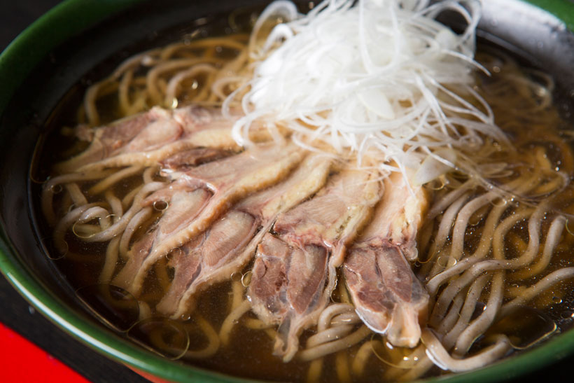 【立ち食いそば】シンプルな一杯に鶏のうまみがギュッ! 味は「六本木」でもお値段は「非・六本木」のお店って?