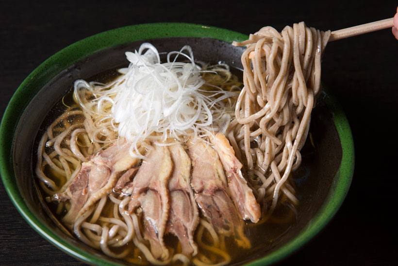 ↑山形肉そば(冷)(600円)。太めでやや縮れたそばに、鶏のうまみ濃厚なつゆがたっぷり絡む。まさに一度食べたらやみつきになる味だ