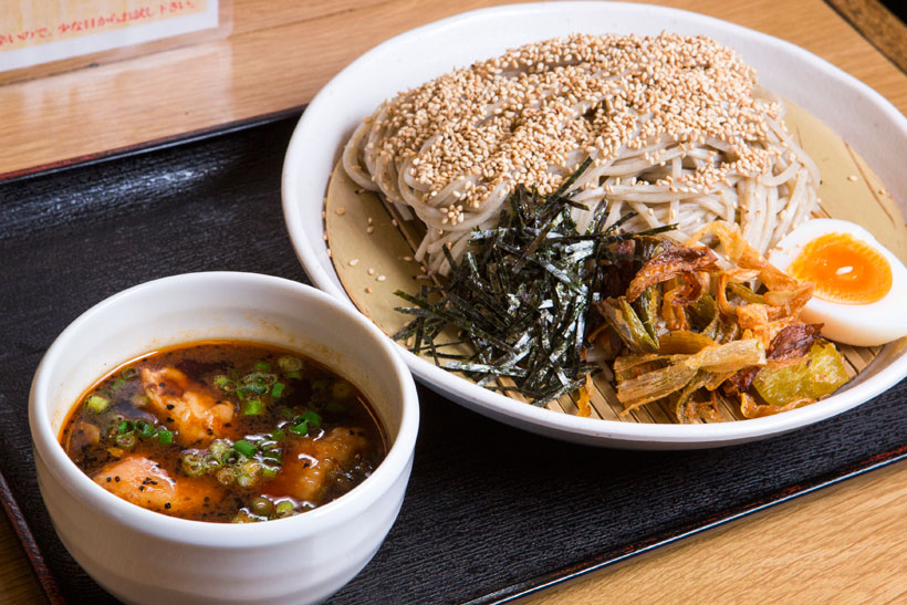 【立ち食いそば】「つけそば」はクセになる辛さ＆大盛り無料でなんと400g! 「かけ」でもコシは抜群の「かくや 鶯谷店」