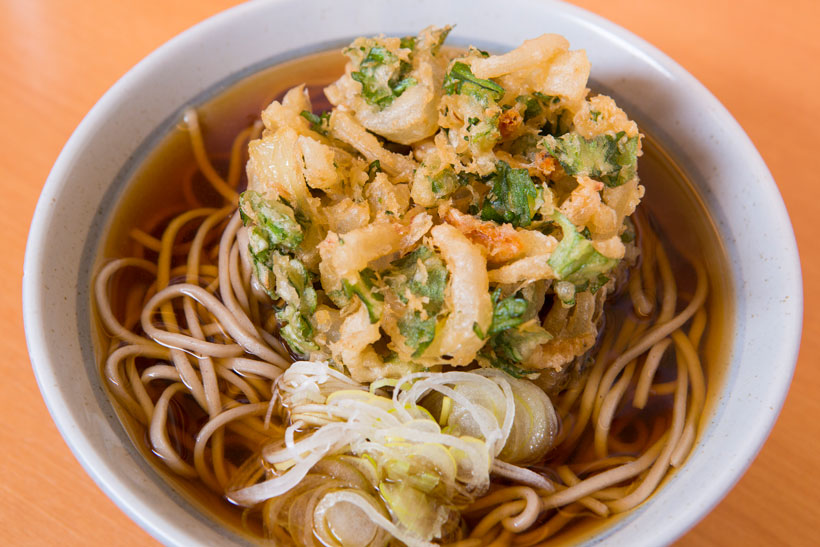 【立ち食いそば】美しいかき揚げは玉ねぎが甘い! 昼は店内に行列ができる人気店「かのや 新宿西口店」