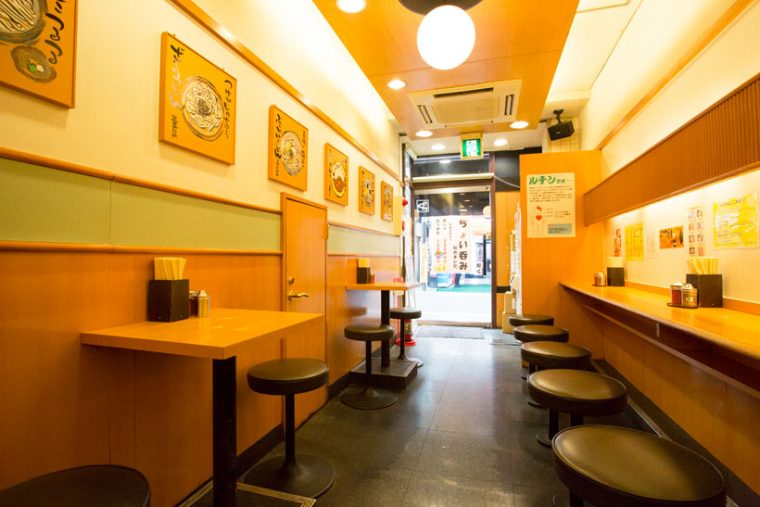 ↑店の間口は広くないが奥に長い。ランチタイムは店内に行列ができるそうだ