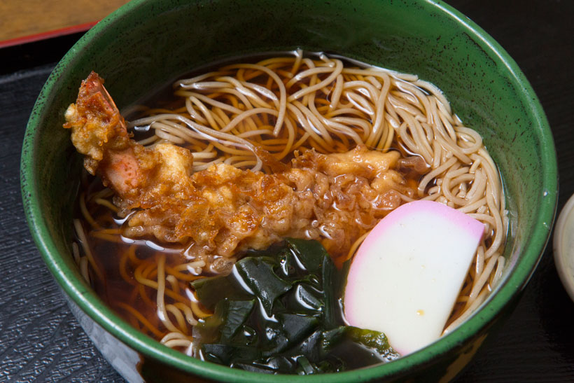 ↑天ぷらそば(えび天そば)(850円)。大ぶりのえび天をトッピング。えびのプリプリ食感とつゆを吸った衣のうまみで、そばがさらにうまくなる