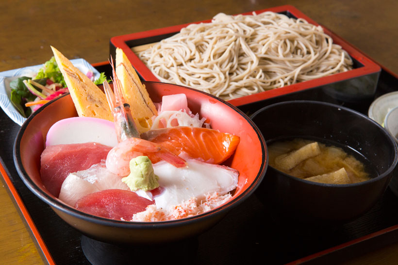 【市場のそば】自家製の極細麺はコシ、のどごしとも文句なし! 新鮮魚介とセットで食べたい柏市公設市場内「二八そば 晃市」