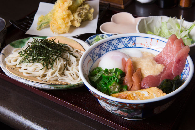 ↑マグロ丼そばセット(天ぷら付き)(1100円)。まぐろ丼はまぐろと旬のネタ、オクラ、温玉などが入っている