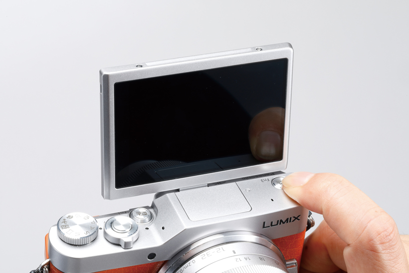↑液晶の跳ね上げに連動して、上面の「Fn3」ボタンがシャッターに。自撮りでも右手でシャッターを押せる