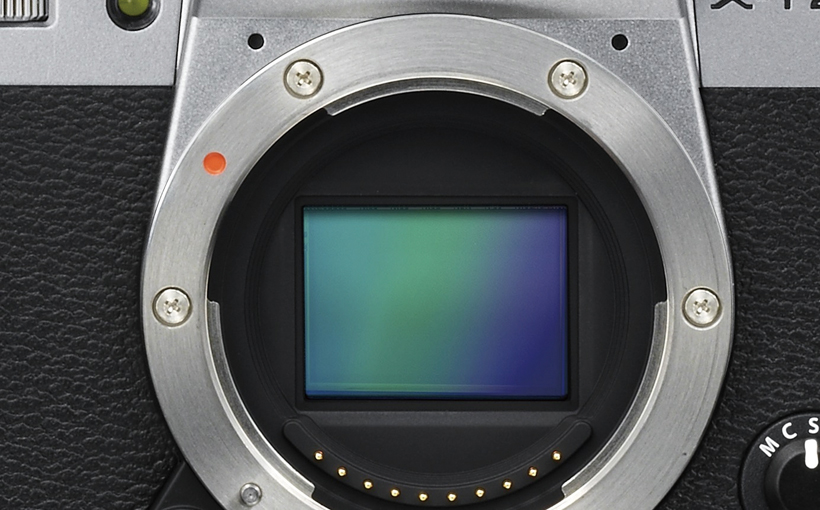 ↑「X-Trans CMOS Ⅲ」センサーは、像面位相差AFに対応。AF測距点は最大325点で、高精度なAFが可能だ
