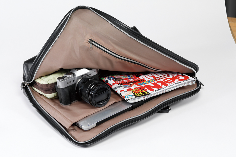 ↑キットレンズが大きく、薄いバッグに入れるにはギリギリ。旅行カバンやカメラバッグを用意したほうが安心だ