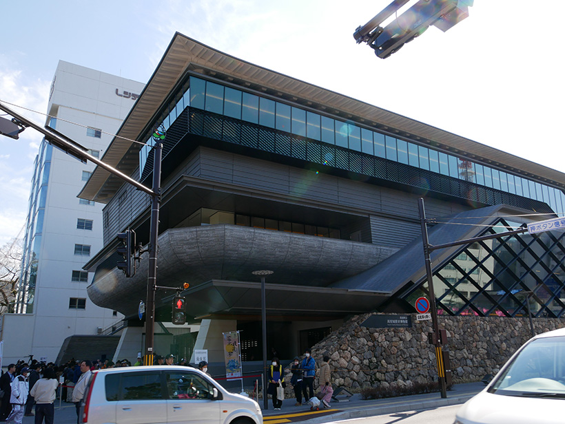 ↑高知城歴史博物館の外観。建物は3階立てで延べ床面積は6220㎡。高知県立文学館以来の高知県立博物館の船出となります。2019年3月末までは無休で営業予定とのこと