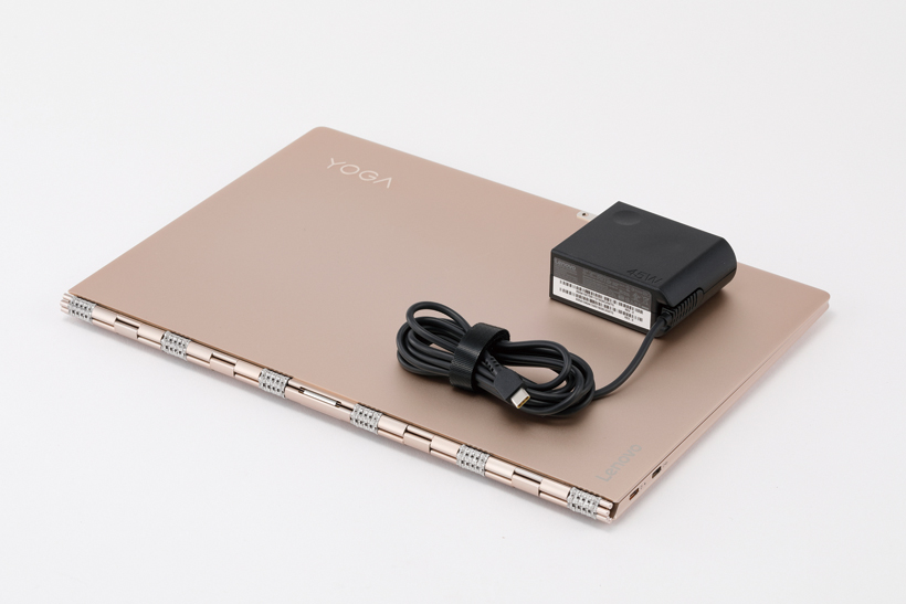 ↑画面が13.9型とやや大きく、質量も約1.38kgと重め。ただ、14.3mmと薄く、ビジネスバックに収めやすい