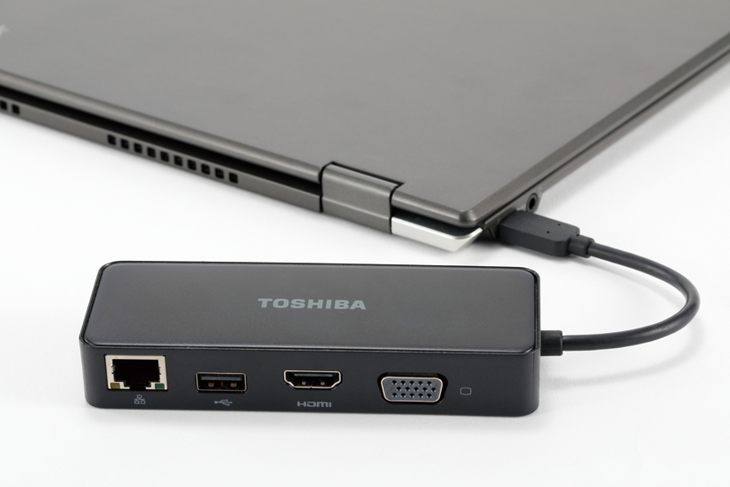 ↑ポートリプリケーターを含めれば平均的だが、常に携帯するのは面倒だ。本体はUSB 3.0とType-Cのみ
