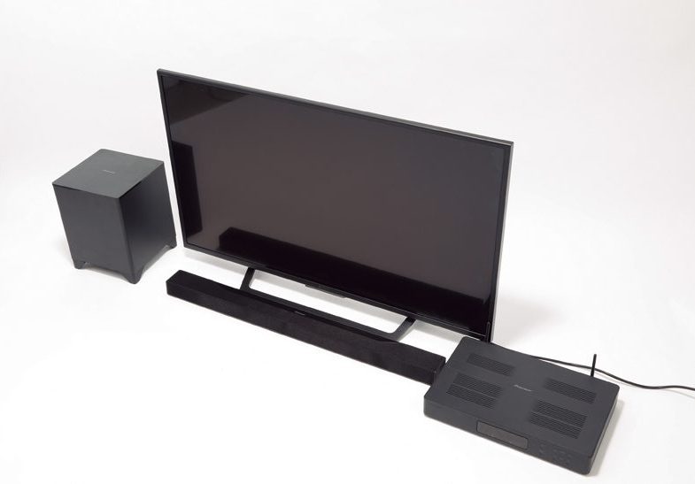 ↑AVレシーバーとテレビをHDMIケーブルで、バースピーカーは専用ケーブルでつなぐ。サブウーファーとはワイヤレス接続だ