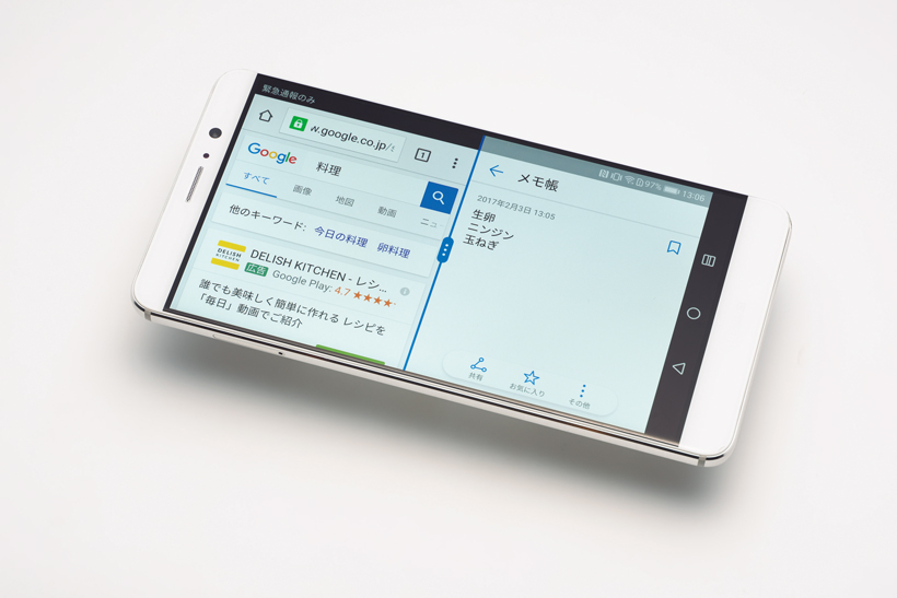 ↑5.9型と大型なのでAndroid 7.0の新機能「マルチウィンドウ」で複数アプリを閲覧しやすい