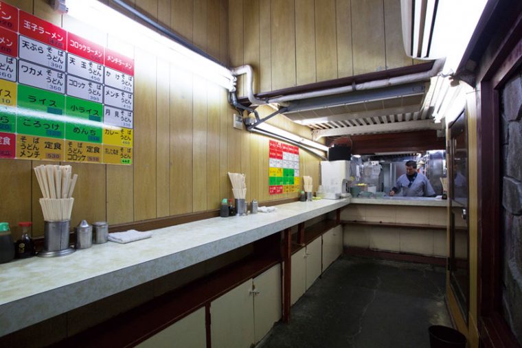 ↑完全立ち食いの店 内はL字型の作り。奥のカウンター で注文したそばを受け取る