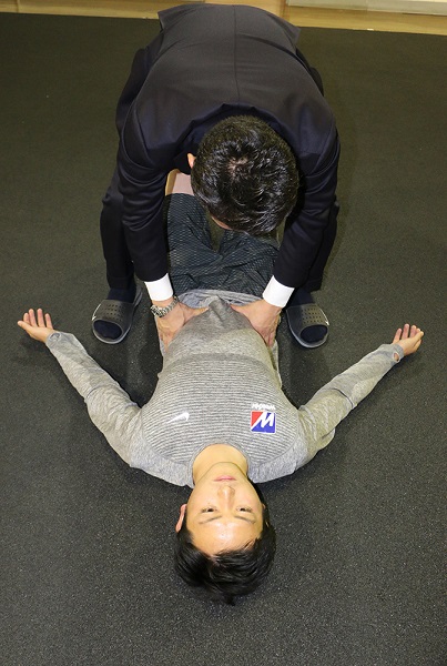 ↑横腹に手を当て呼吸に合わせて膨らむかをチェック。もちろん自分で手を当ててみてもOK。あまり動きがない人は、自分の呼吸に合わせてお腹の横(腹横筋)に沿って前(上)から後ろ(下)へと撫でてあげるとよい