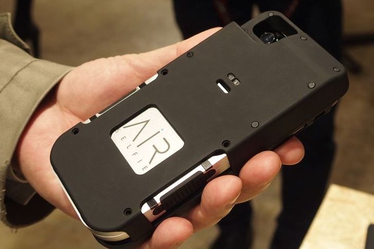 自撮りもここに極めり!? スマホと一体になる空飛ぶカメラ「AirSelfie」がいよいよ発売！
