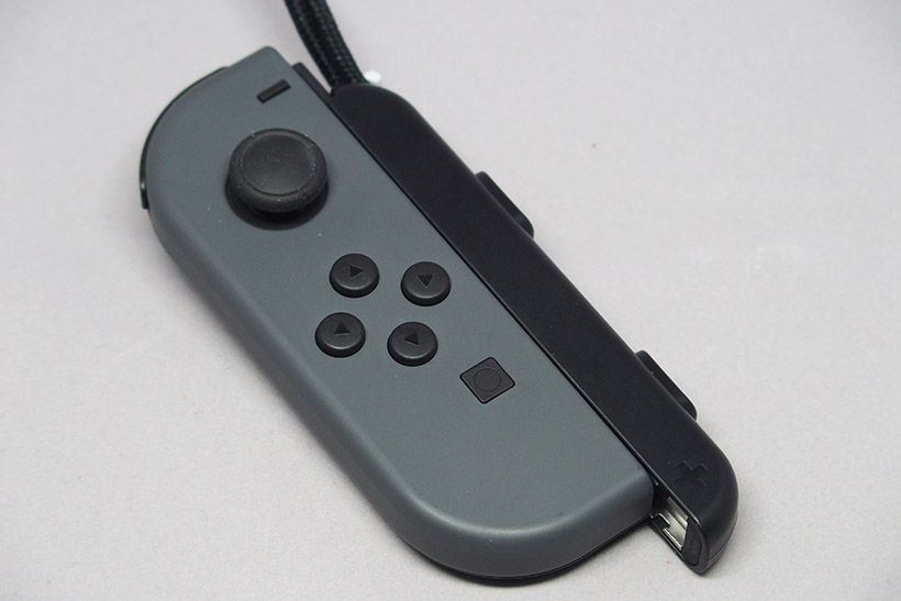 ↑Joy-Conにストラップを逆に装着してしまうと、なかなか抜けなくなり、強引に力任せで抜くしかありません