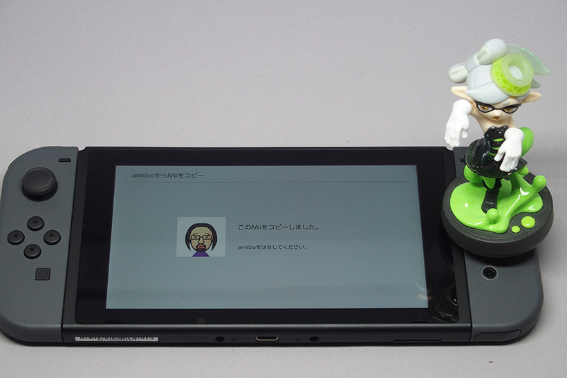 ↑右のJoy-Conに、アカウント登録したアミーボをNFCで読み込ませて、Miiをコピーします