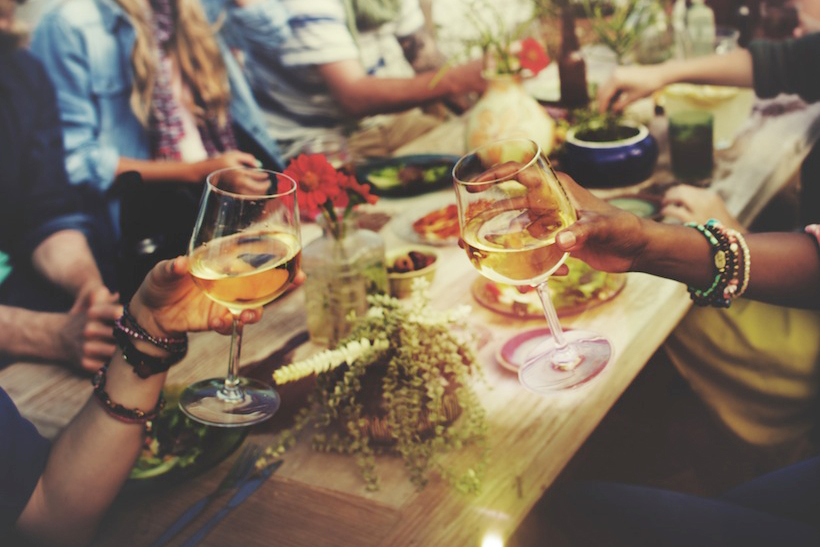 政治・経済の話は避けて通れない! 日本とはかなり雰囲気が違う「フランスの家飲み事情」