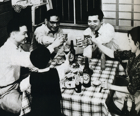 ↑1973年頃の家庭でビールを楽しむ様子。この頃、市場に出回っていたのは熱処理のビールのみで、「赤星」の愛称でも知られる「サッポロラガービール」が飲まれていることがわかる