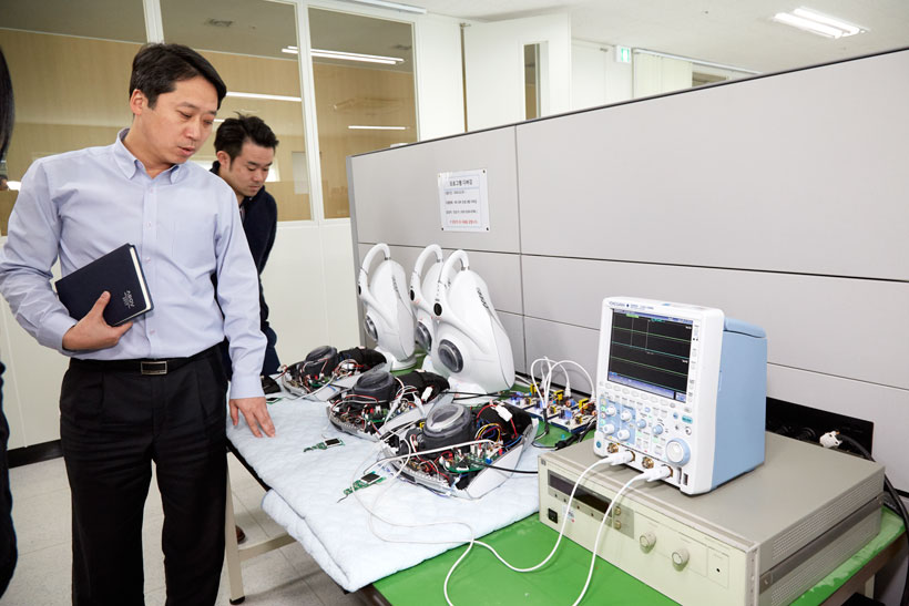 ↑さまざまな実験専用器具が並ぶR&Dセンター。専門スタッフが日々ダニや菌について実験を行っています