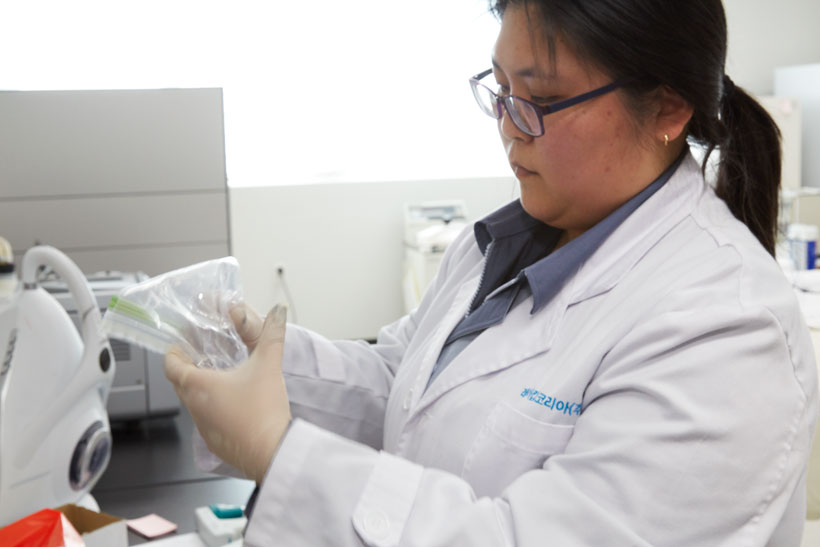 ↑布をそれぞれ袋に入れて4℃で管理。袋を揉んで「アレル物質が溶け出した溶液」を作るところから実験開始。袋は50分ごとに揉む行為を3回繰り返します