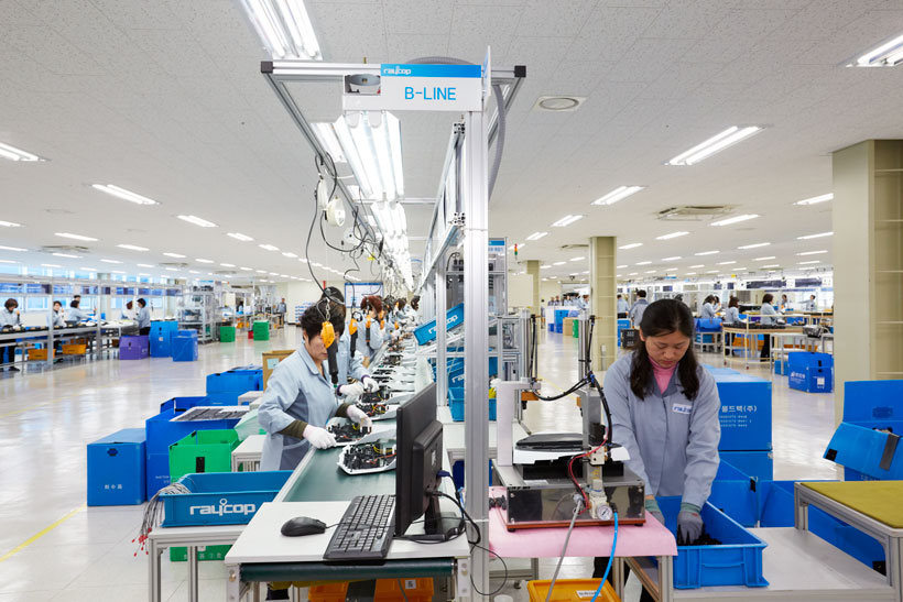↑工場内の様子。部品の組立てラインを除けば、大きく3つのラインに分かれています