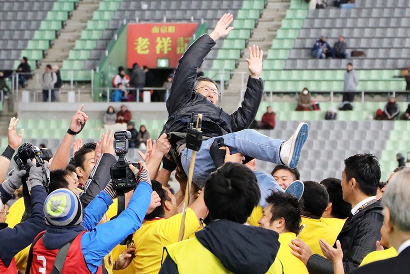 ↑1月14日、神戸製鋼に勝ちトップリーグ優勝を決めたサンゴリアスは、サントリー佐治会長を胴上げした
