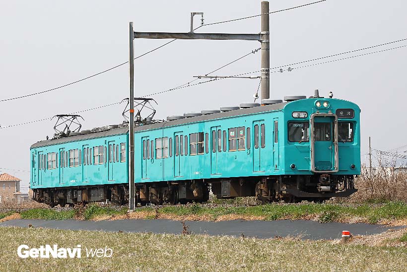 ↑和歌山線を2両編成で走る105系。地方の電化路線用に新造、一部は103系を改造して造られた