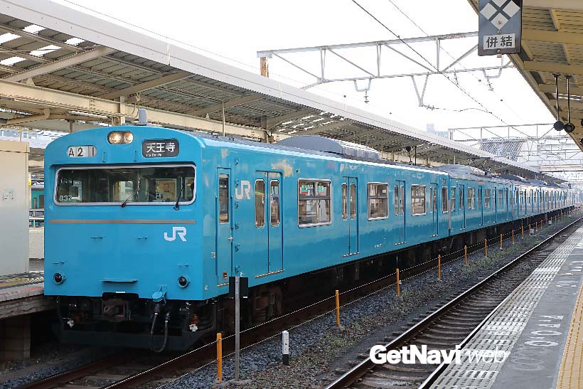 ↑休日の7時11分、和歌山駅発、天王寺行き阪和線の電車には今や希少な103系電車が使用されている