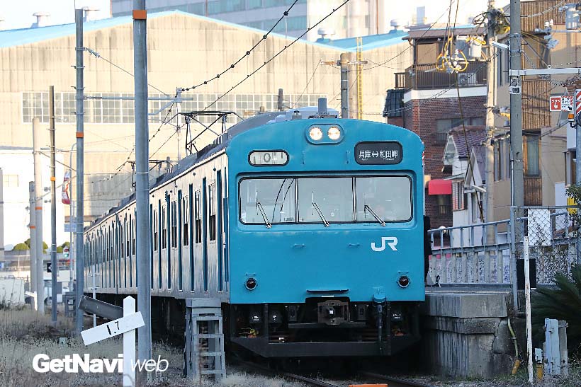 ↑和田岬駅に停車する103系。電車は朝夕のみの運行。工場に通う人たちにとっては欠かせない路線でもある